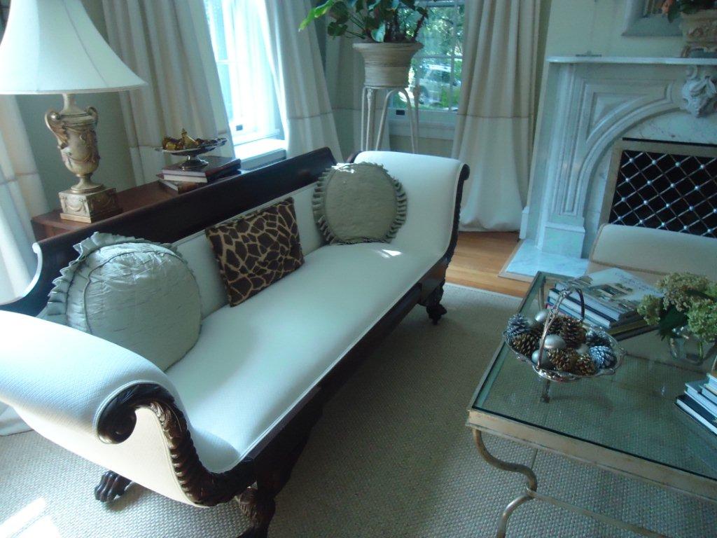 A fresh and carefully arranged living room